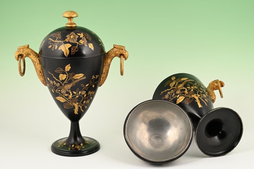 A pair of Dutch lacquered pewter chestnut vases. - image 4