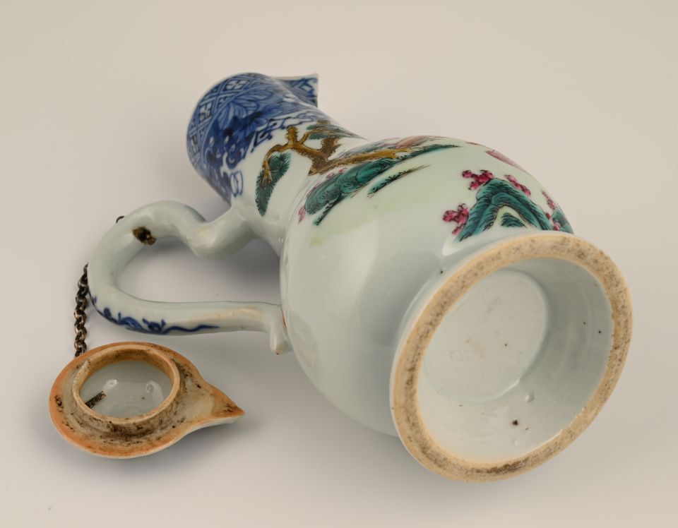 A Chinese porcelain jug - image 6