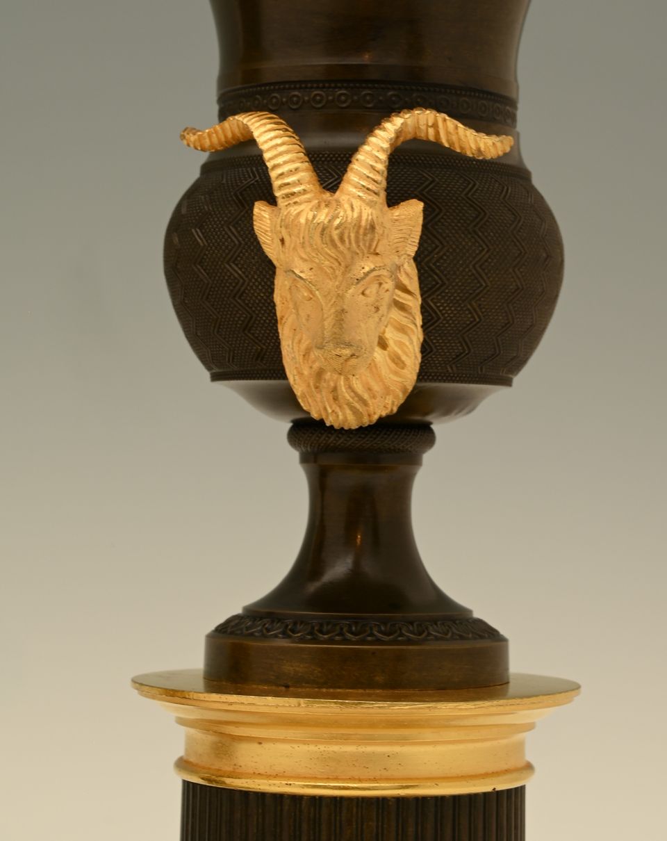 Een stel vuurverguld en gepatineerde bronzen Empire siervasen - afbeelding 4