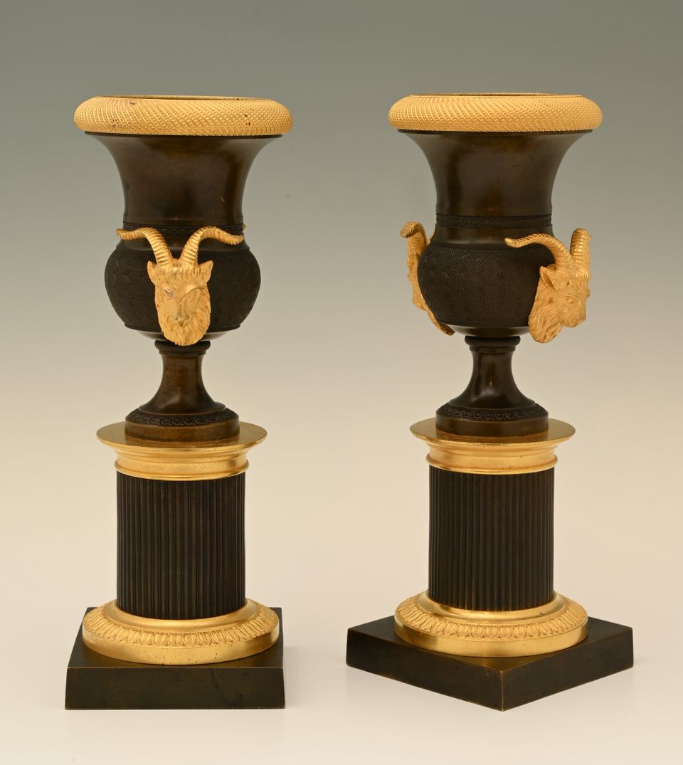 Een stel vuurverguld en gepatineerde bronzen Empire siervasen - afbeelding 2