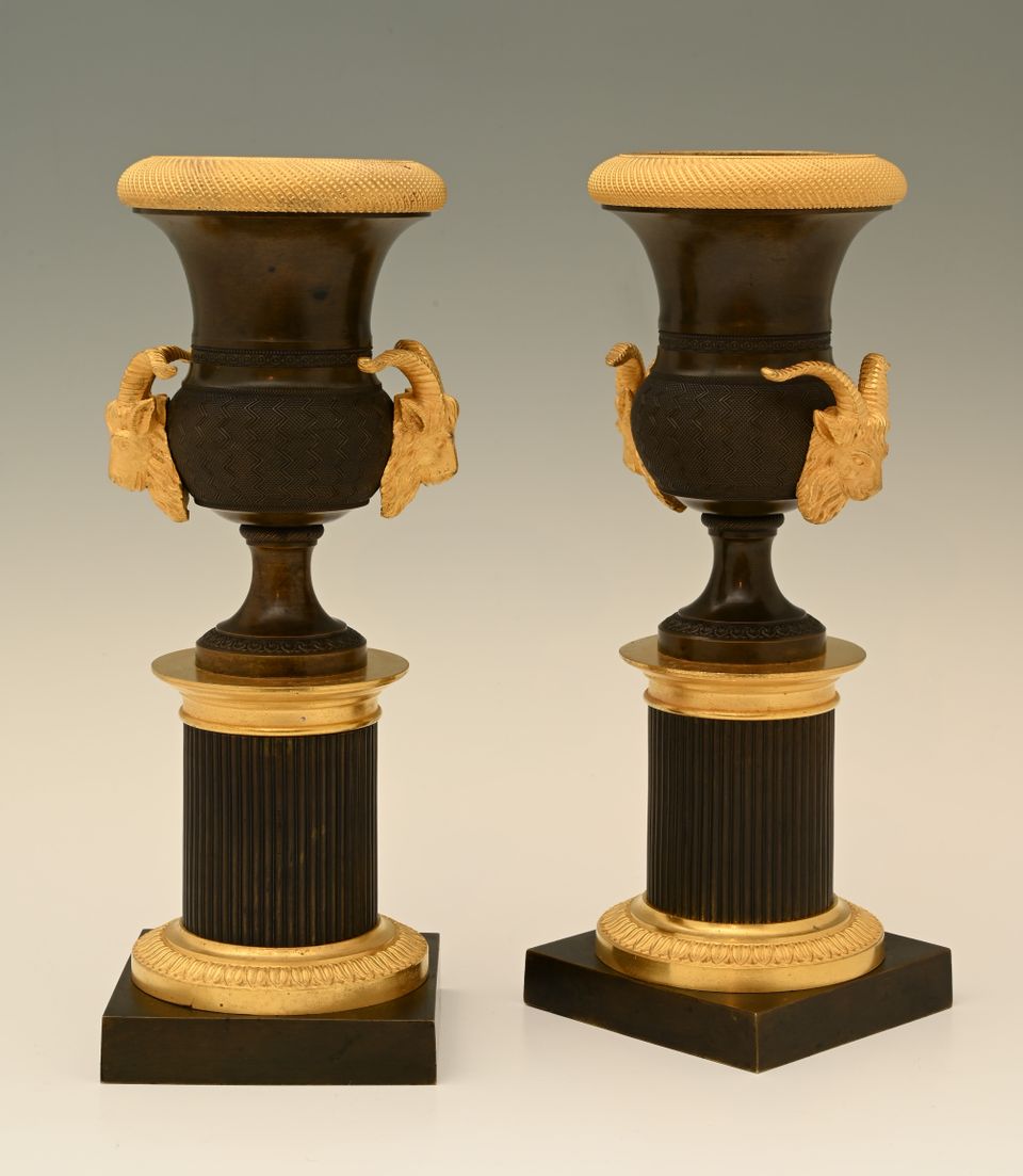 Een stel vuurverguld en gepatineerde bronzen Empire siervasen - afbeelding 3