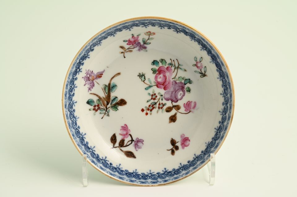 A set of six Chinese porcelain cups and saucers - image 2