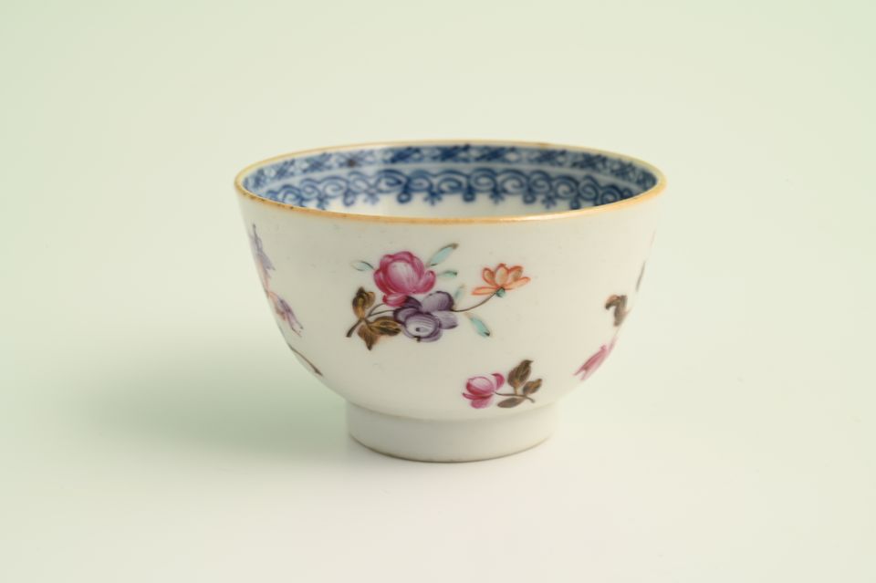 A set of six Chinese porcelain cups and saucers - image 4