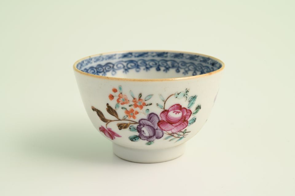 A set of six Chinese porcelain cups and saucers - image 3