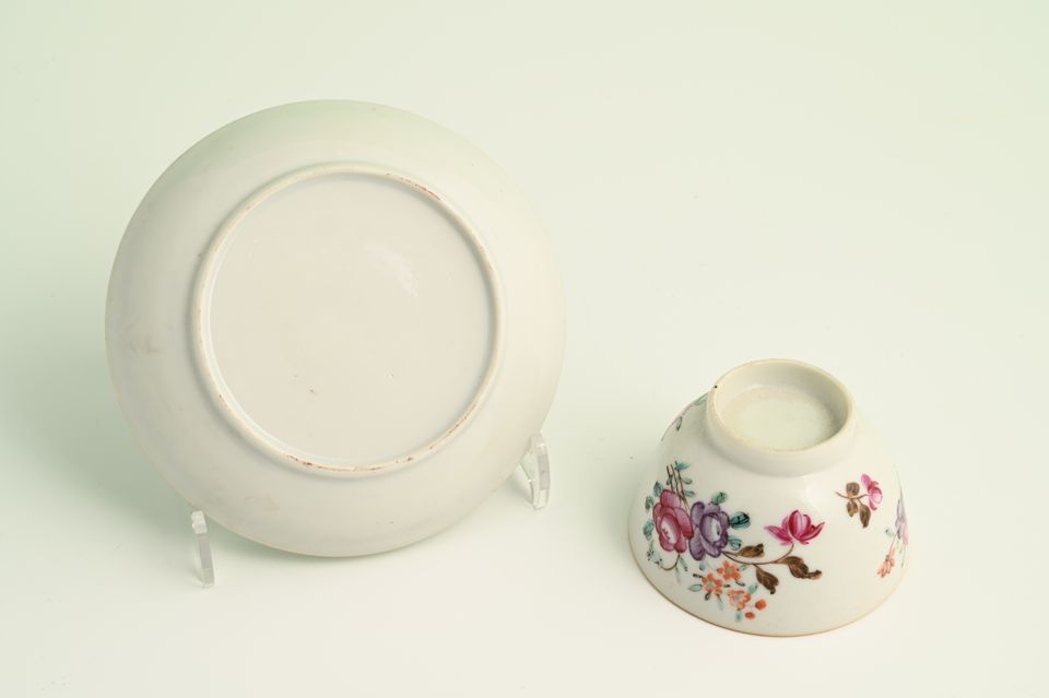 A set of six Chinese porcelain cups and saucers - image 7