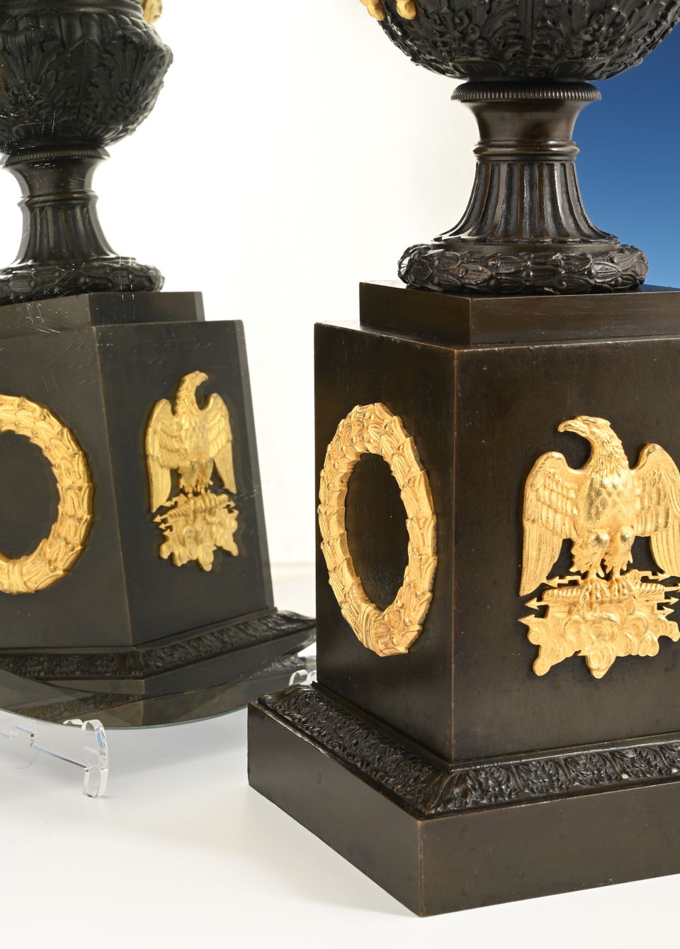 A pair of French Empire patinated bronze and ormolu ewers - image 3