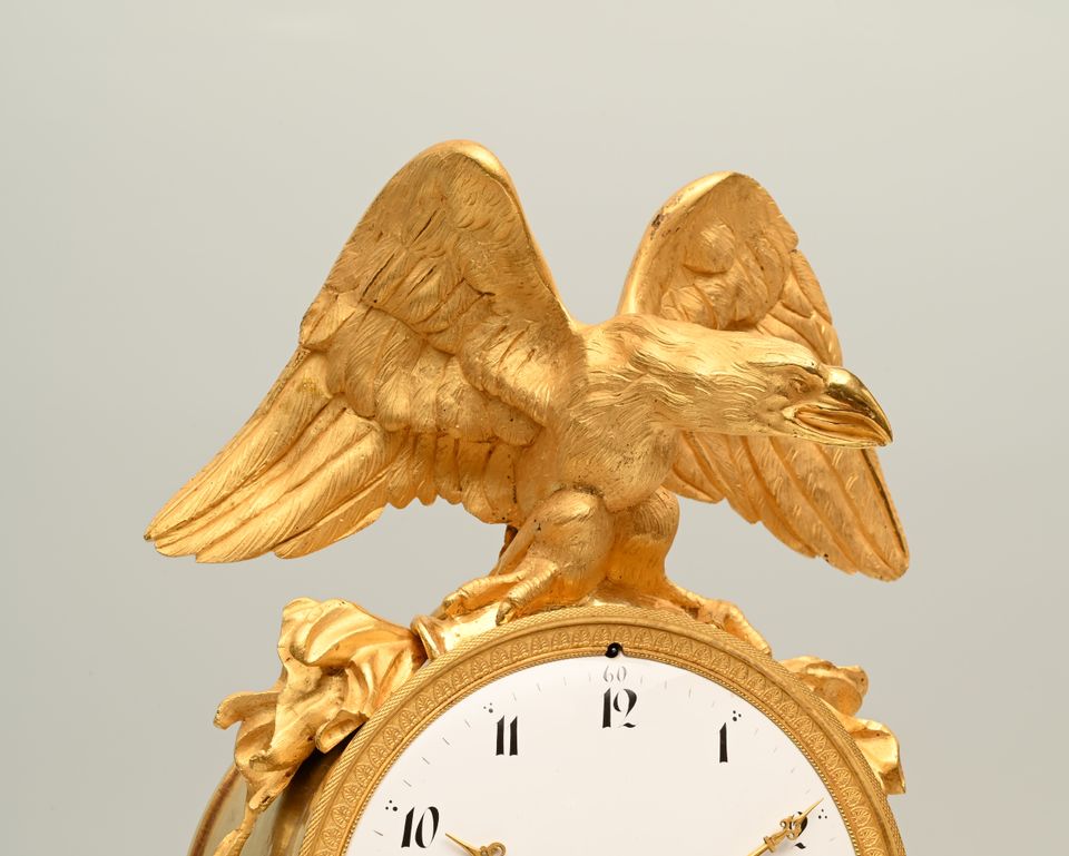 An exceptional Louis Seize mantel clock. - image 3