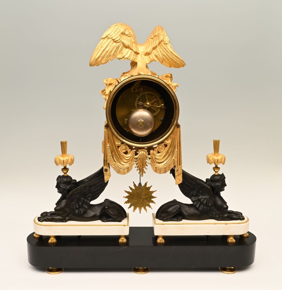 An exceptional Louis Seize mantel clock. - image 5