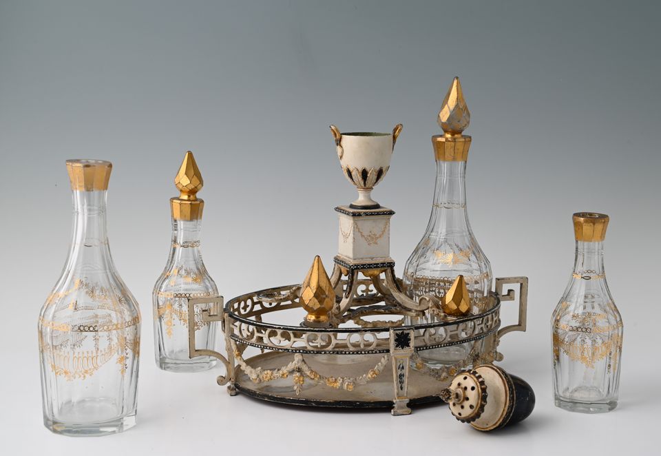 An 18th century Dutch oil and vinegar / cruet set - image 4