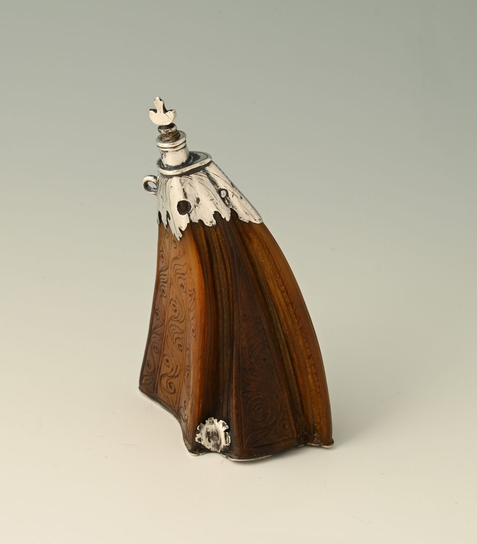 A 17th-century Dutch powder horn featuring an erotic scene. - image 6
