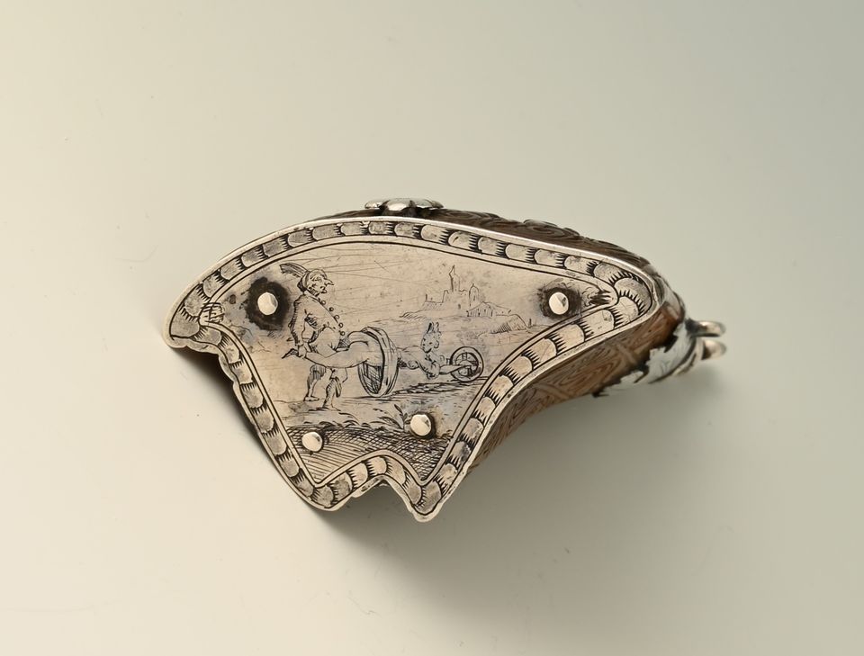 A 17th-century Dutch powder horn featuring an erotic scene. - image 2