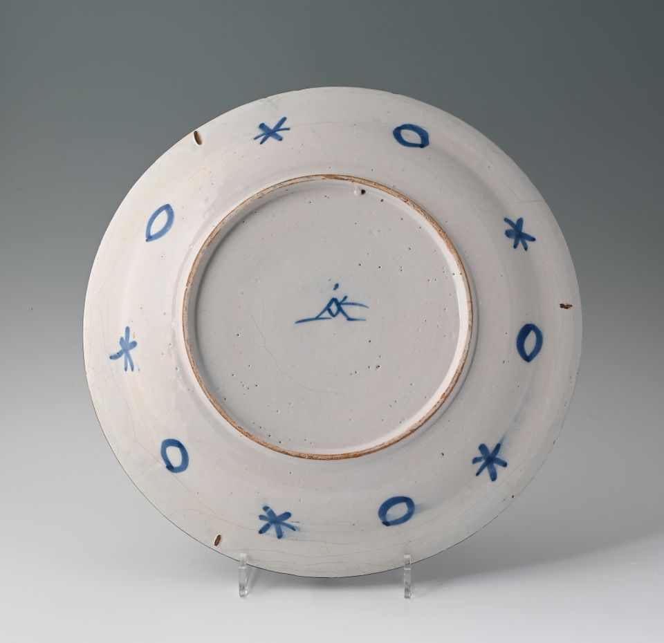A decorative 18th century Delft dish - image 2
