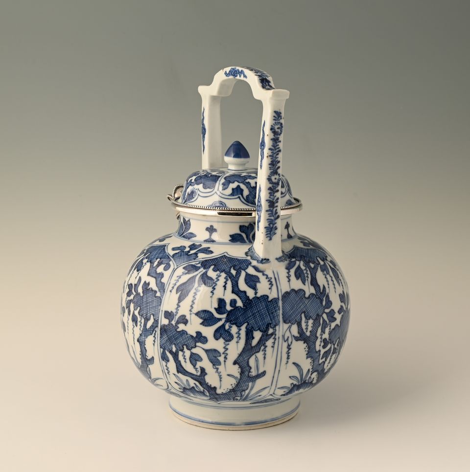 A large Chinese porcelain teapot - image 4