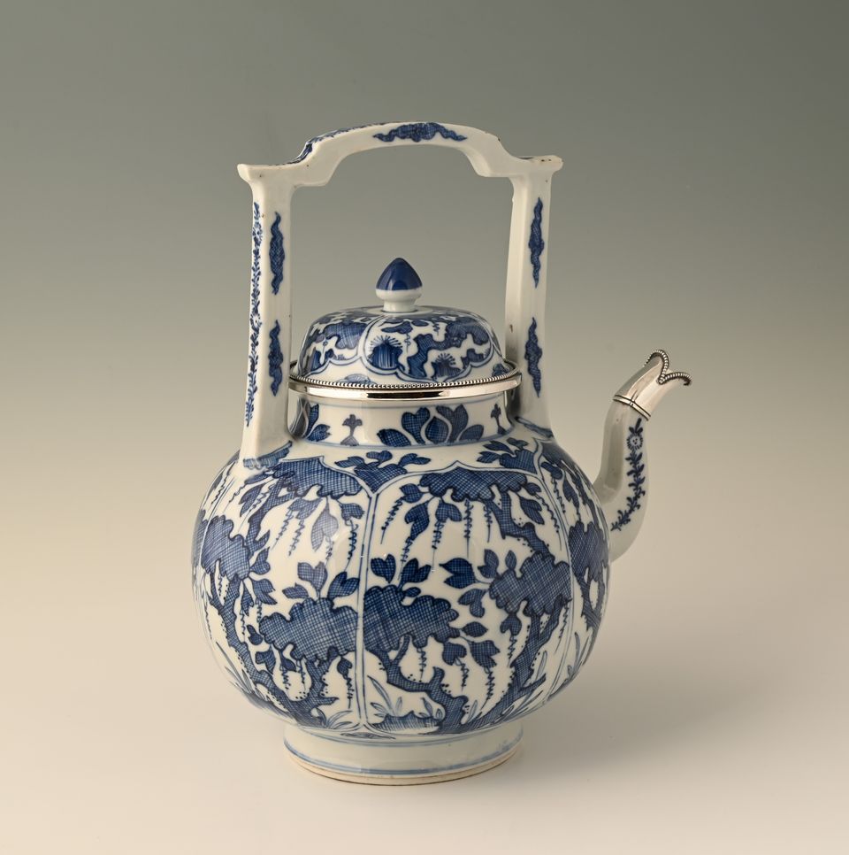 A large Chinese porcelain teapot - image 6