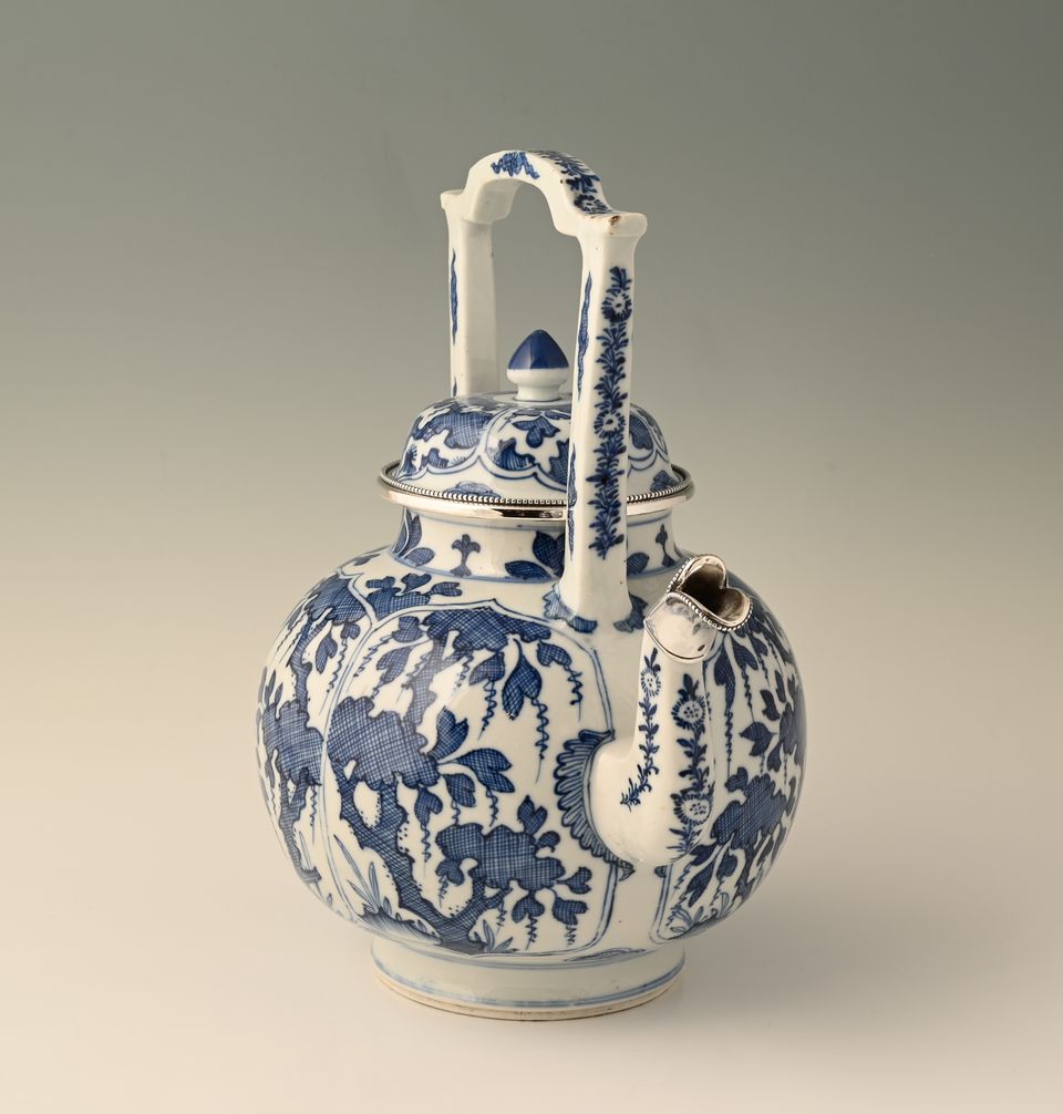 A large Chinese porcelain teapot - image 5