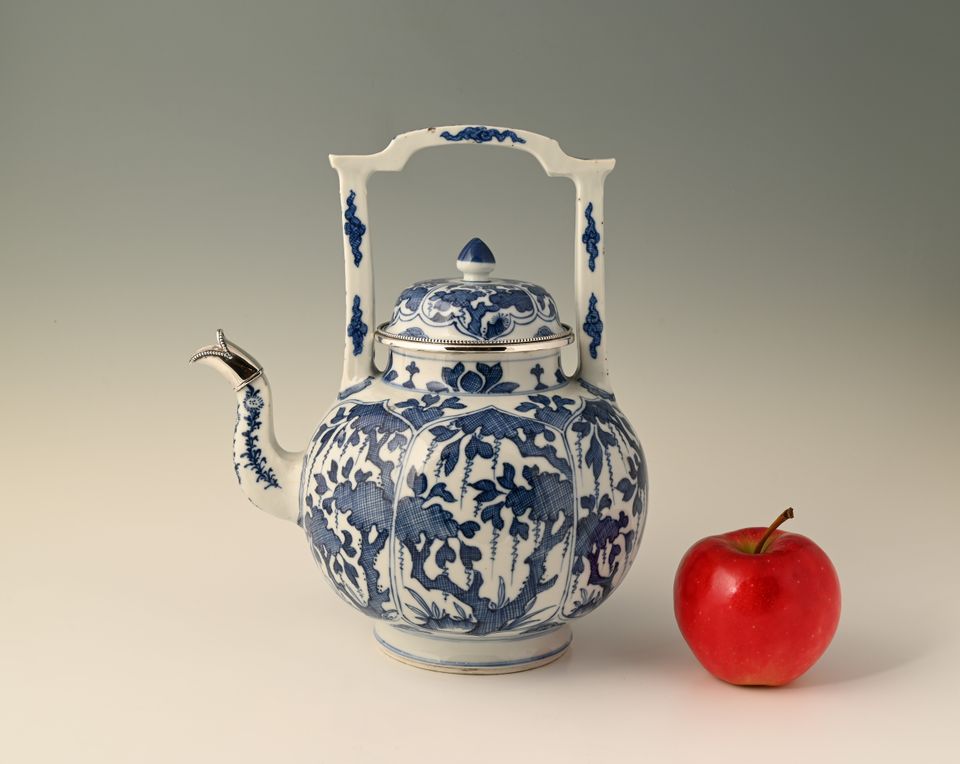 A large Chinese porcelain teapot - image 2