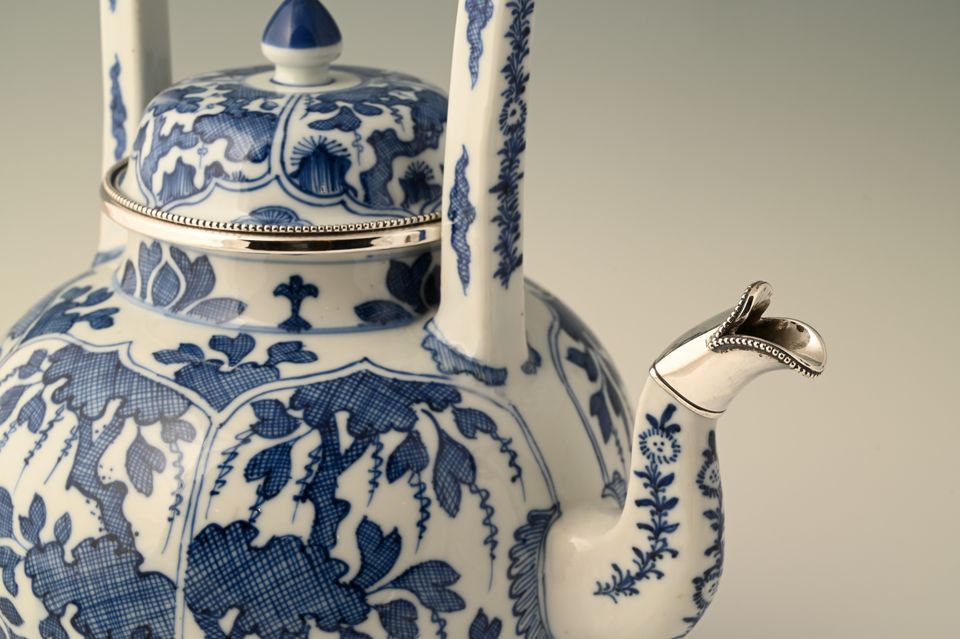 A large Chinese porcelain teapot - image 9