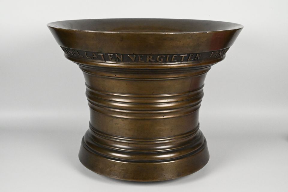 Un très grand mortier en bronze - image 4