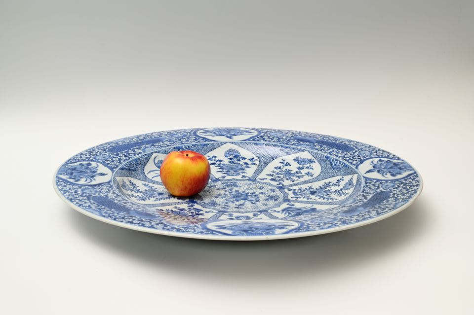 A very large Chinese porcelain dish, diameter 55 cm. - image 4