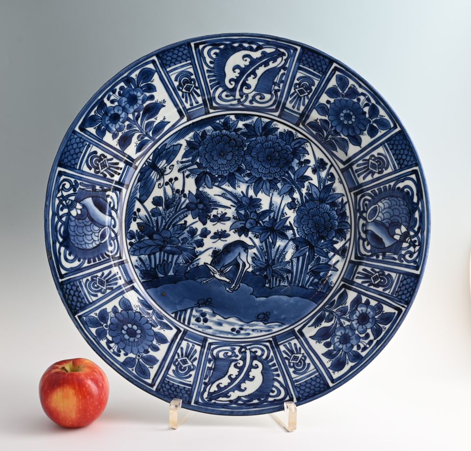 A large Japanese Arita dish - image 2