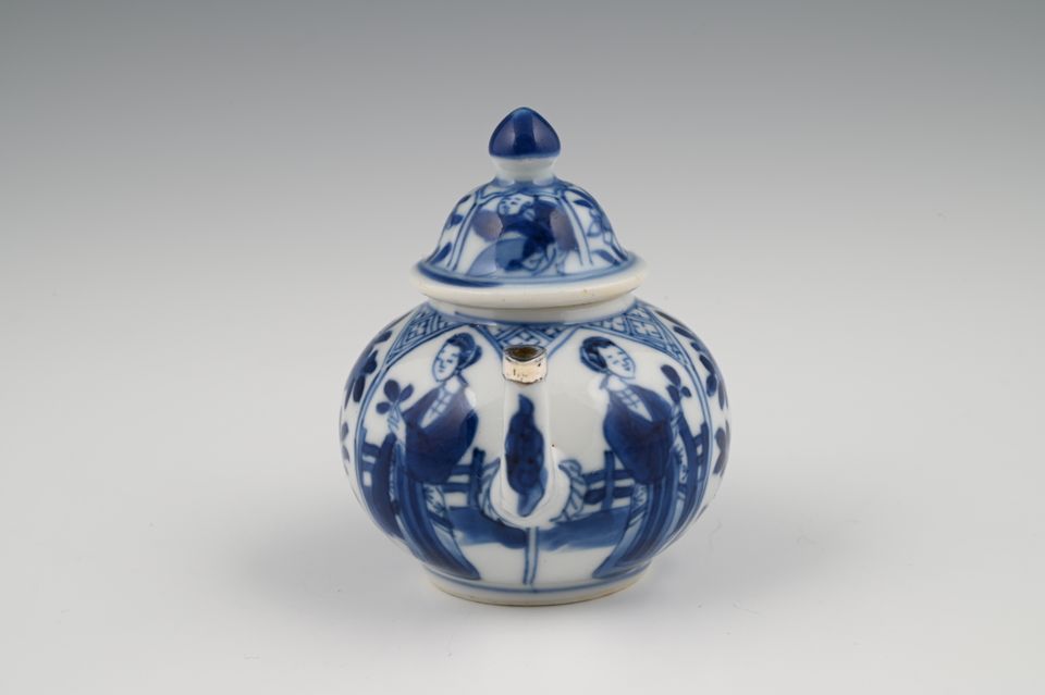 A miniature Chinese porcelain teapot. - image 3