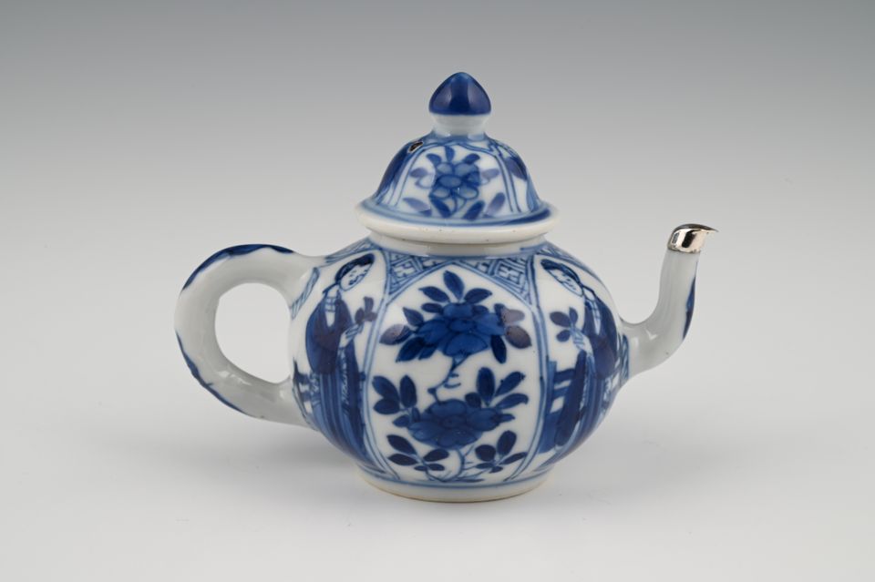 A miniature Chinese porcelain teapot. - image 4