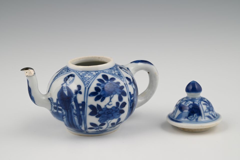 A miniature Chinese porcelain teapot. - image 6