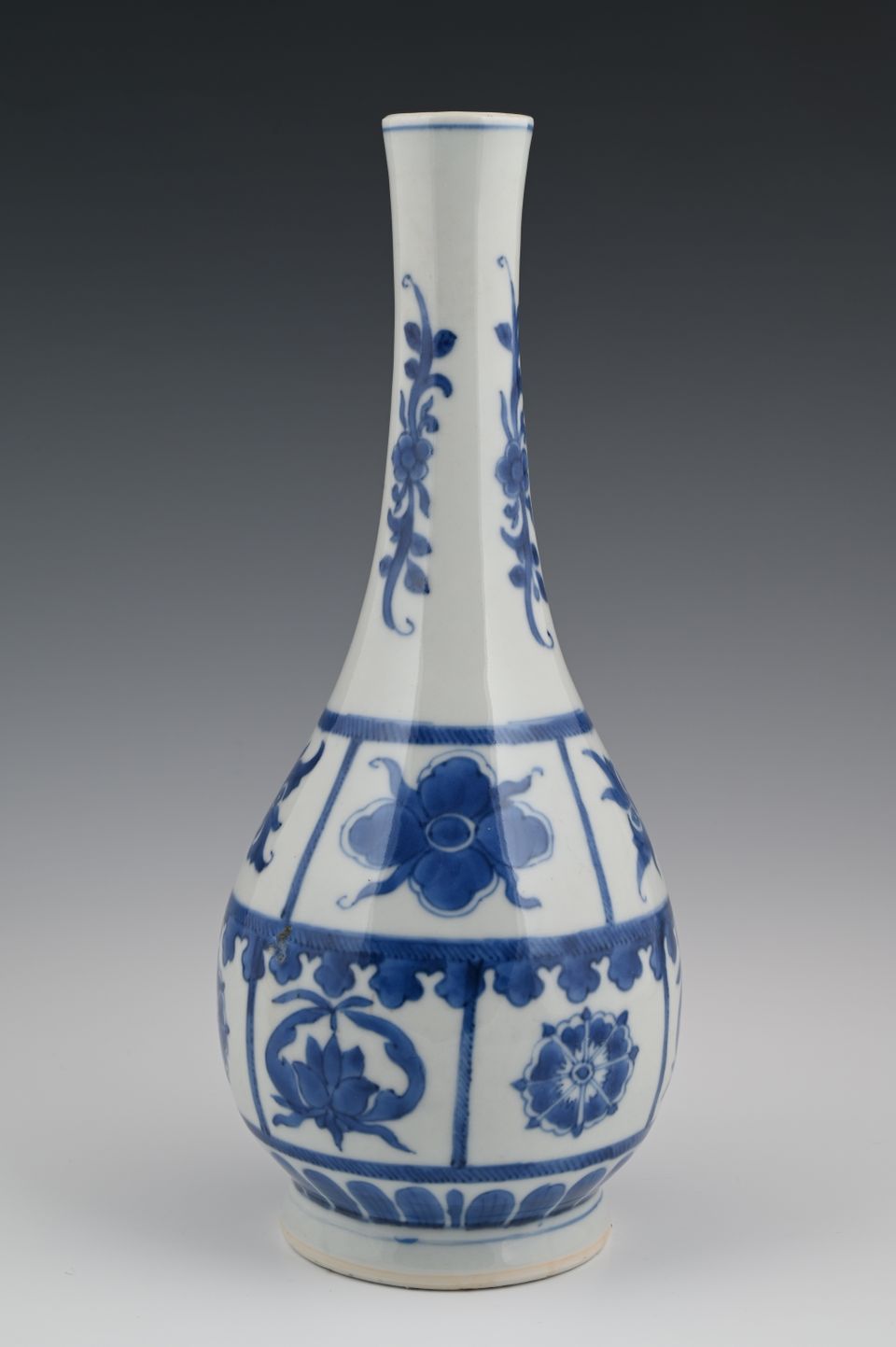 A Chinese porcelain vase - image 3