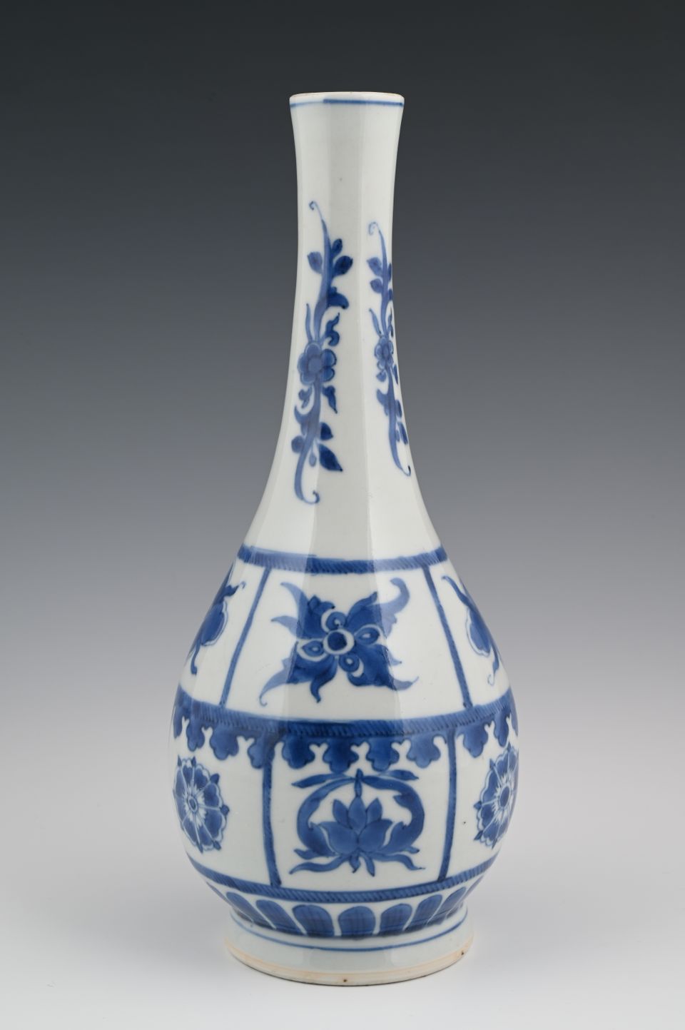 A Chinese porcelain vase - image 4