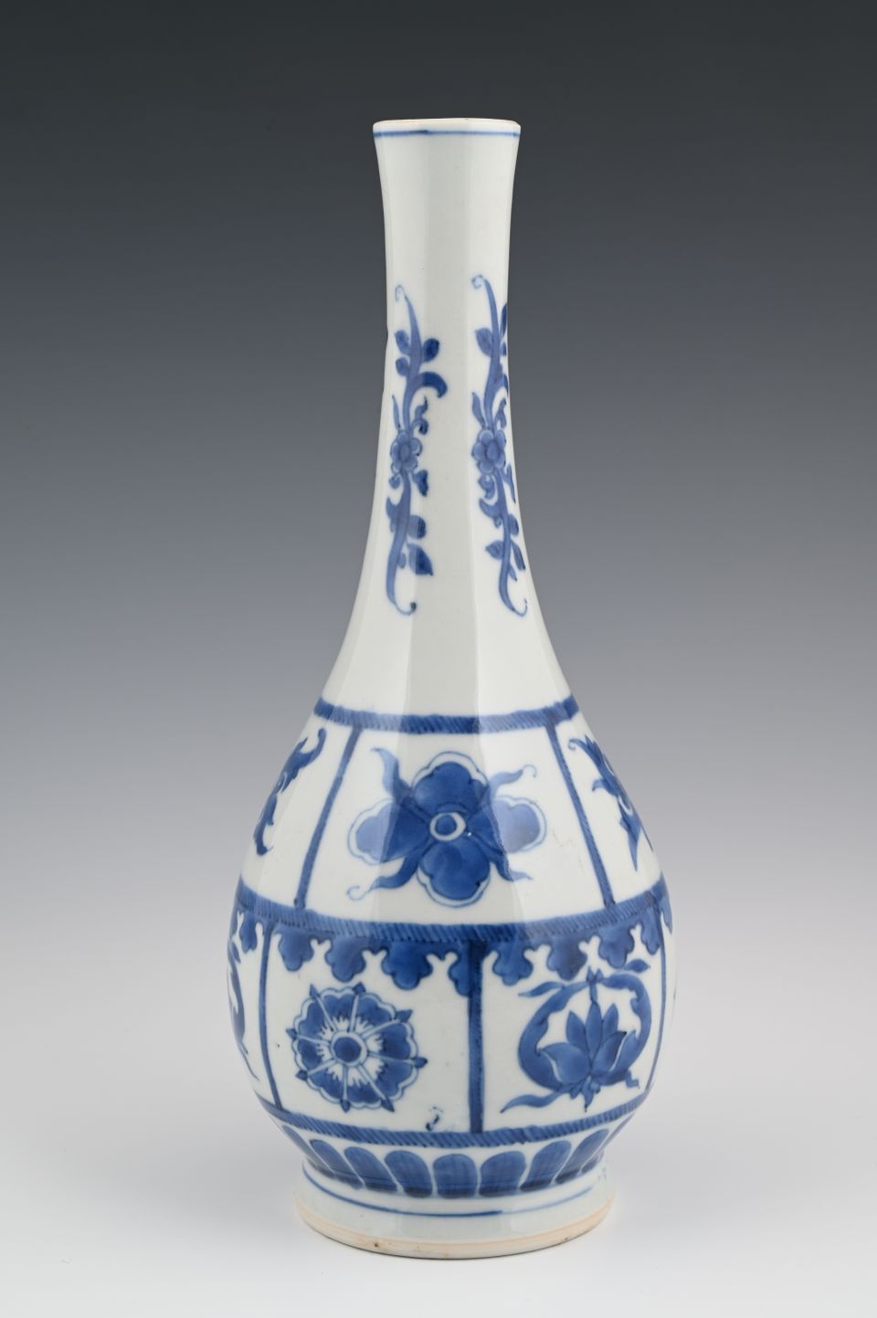 A Chinese porcelain vase - image 5