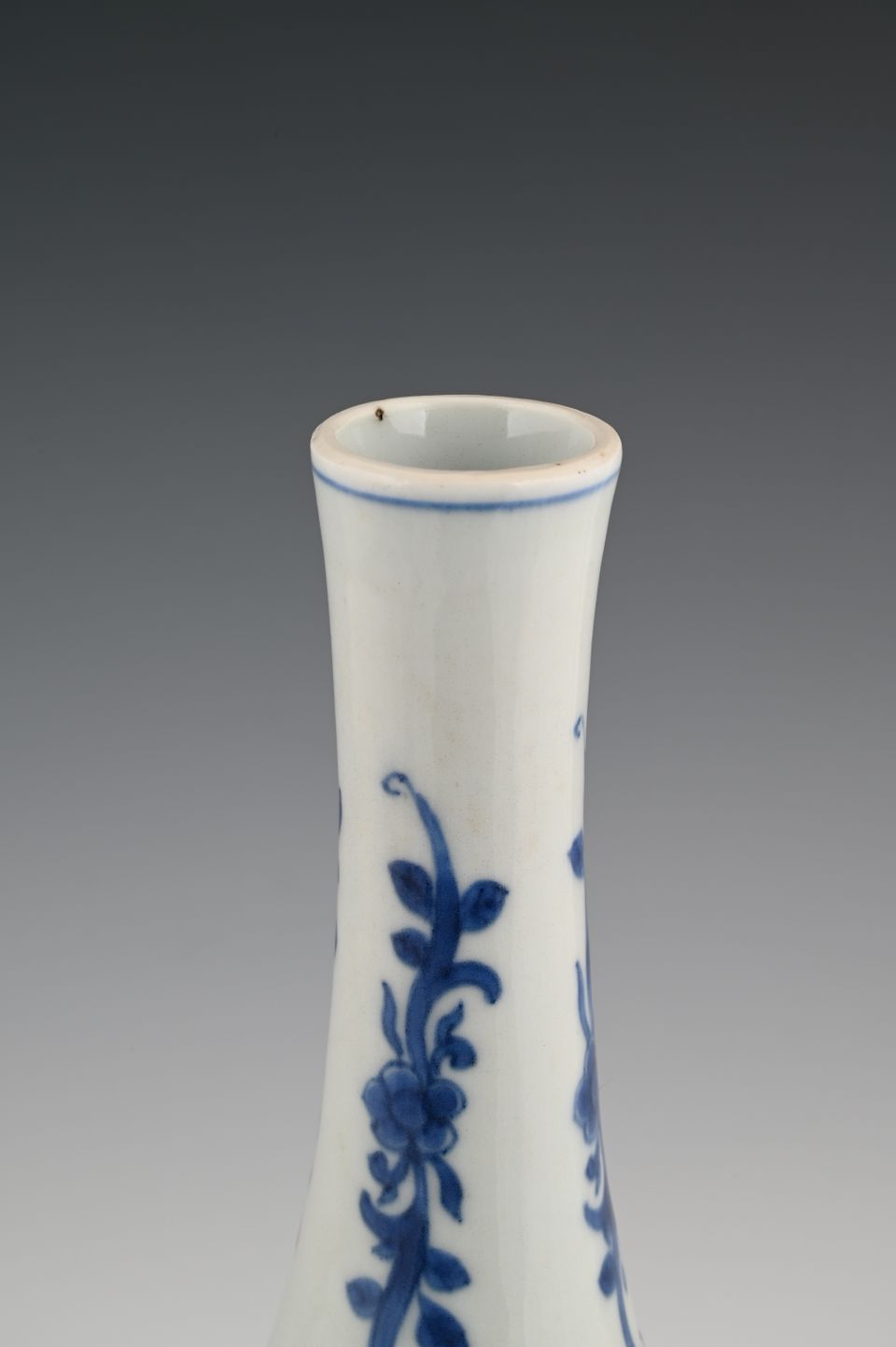 A Chinese porcelain vase - image 6