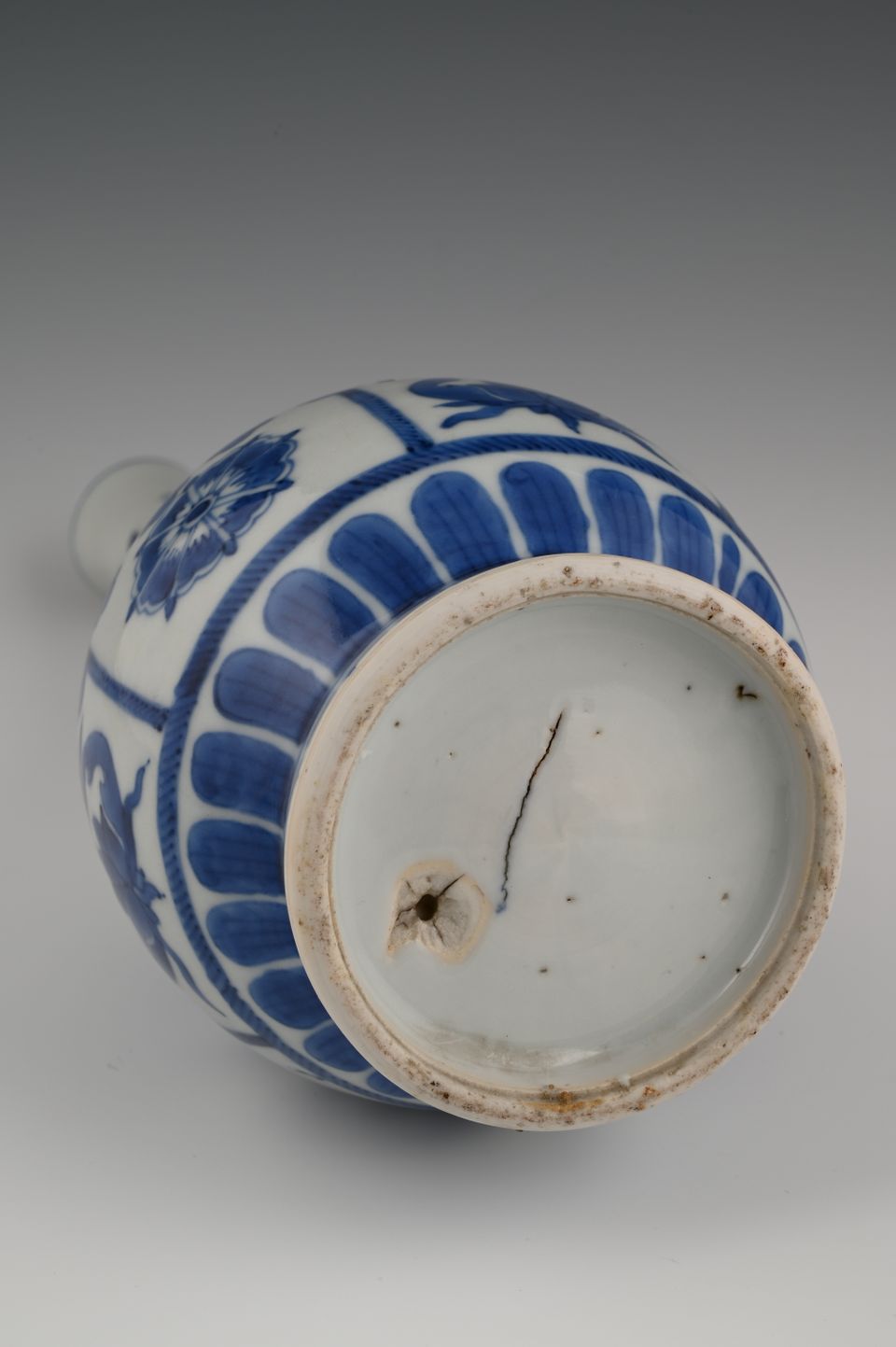 A Chinese porcelain vase - image 7