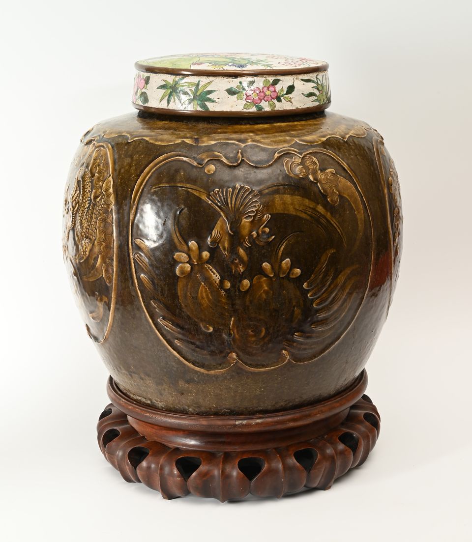 A large Chinese brown-glazed vase - image 4