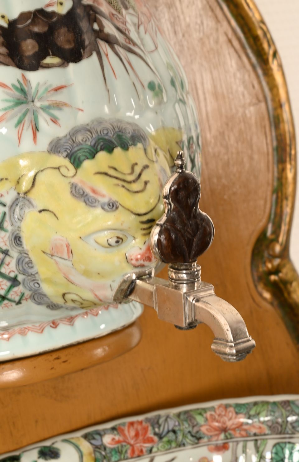 A Chinese famille verte porcelain cistern - image 3