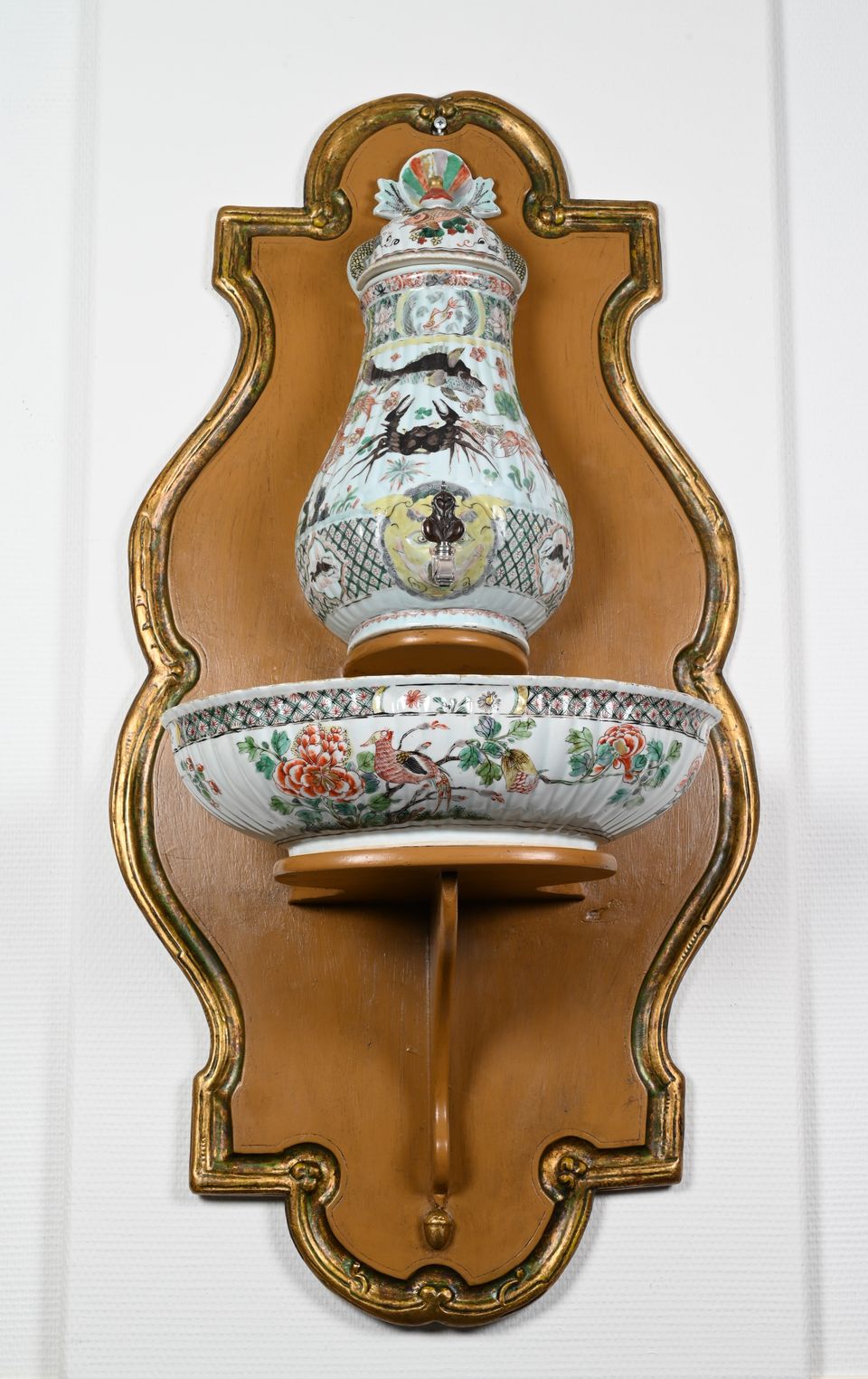 A Chinese famille verte porcelain cistern - image 4