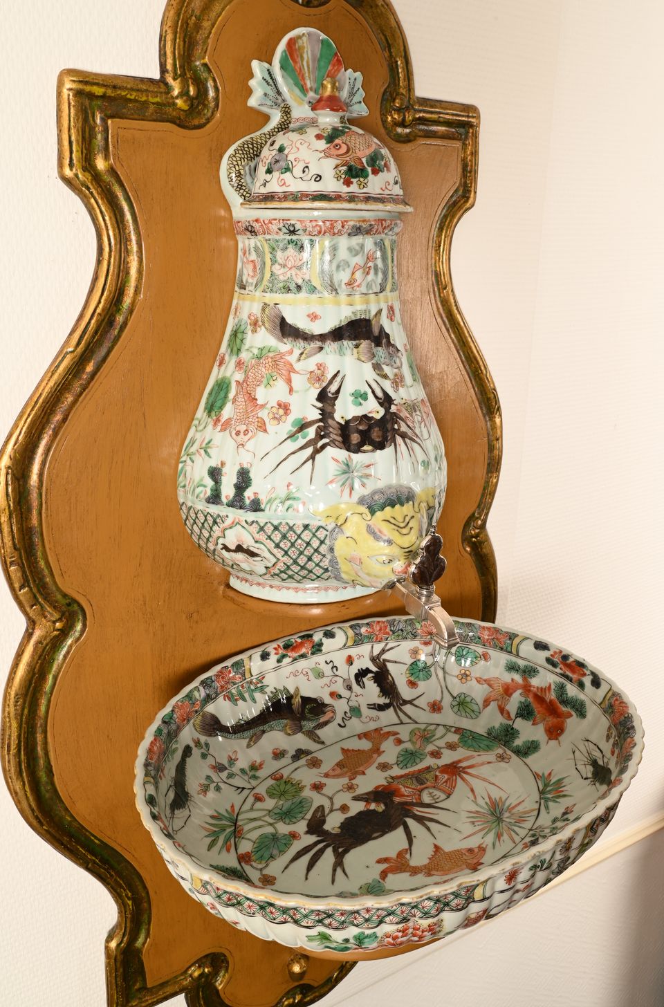 A Chinese famille verte porcelain cistern - image 5