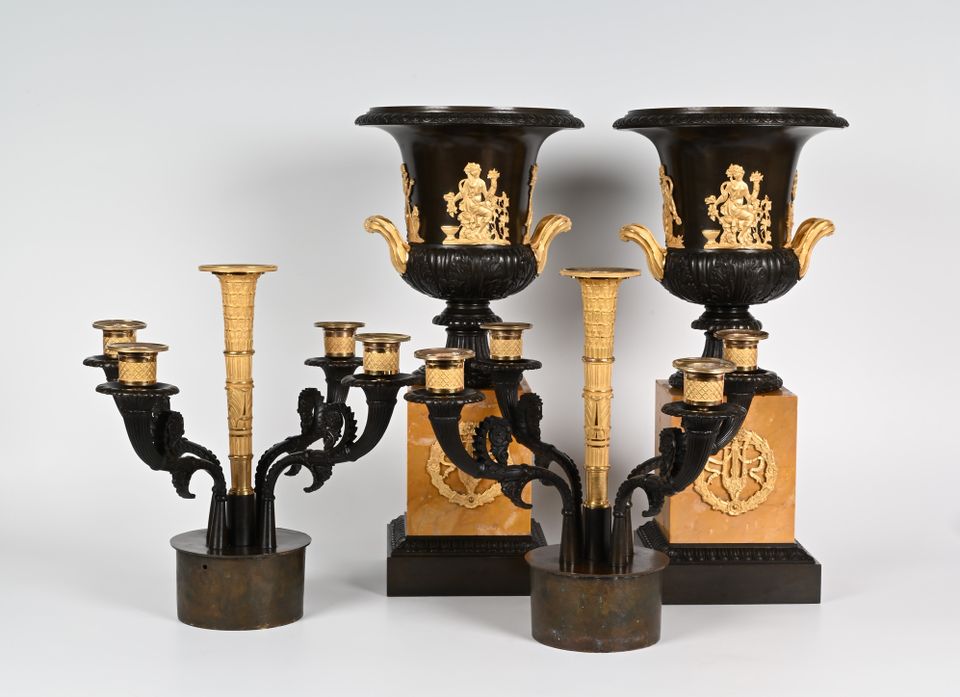 Een paar Franse Empire Campana-medicivazen met originele kandelaaropzetstukken. - afbeelding 5