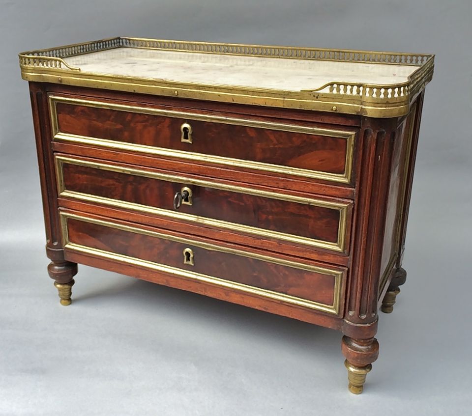 Miniature commode - image 4