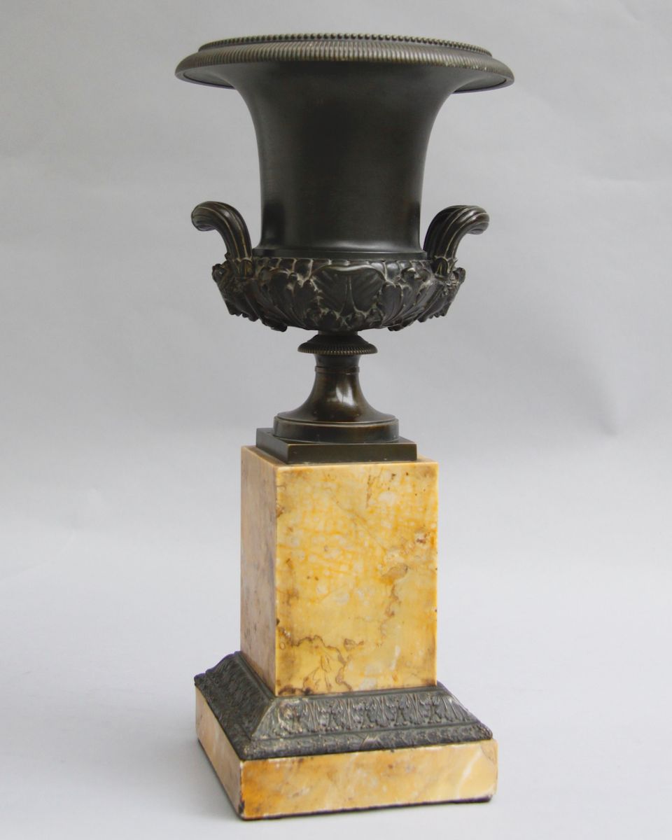 Bronze Medici vases on marble bases - image 4