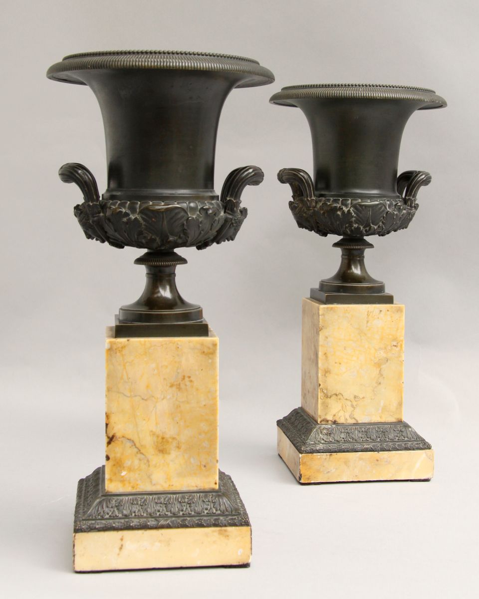 Bronze Medici vases on marble bases - image 5