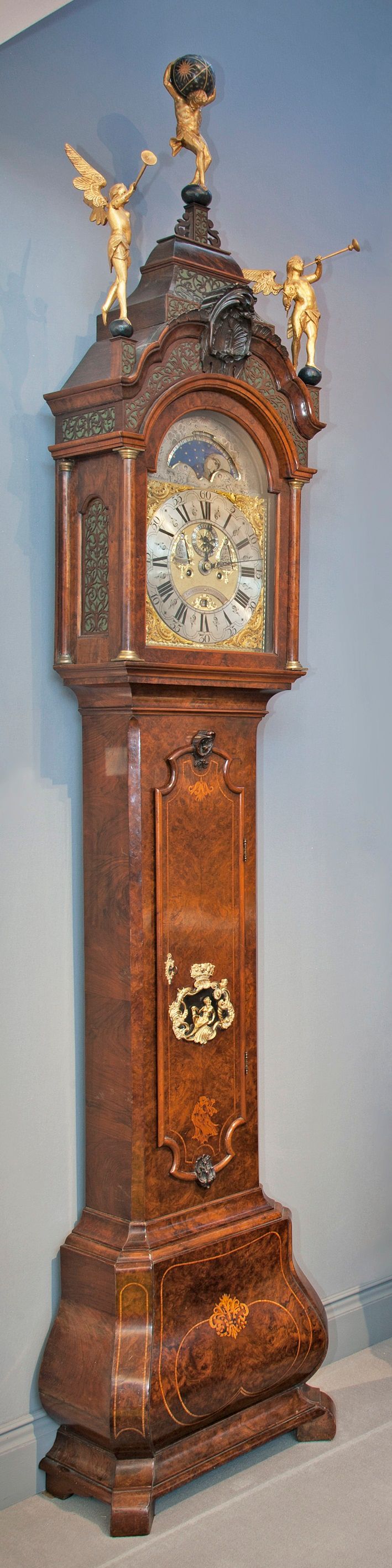 Een fraaie Hollandse wortelnoten staande klok Uswald Amsterdam met kalender circa 1750 - afbeelding 2