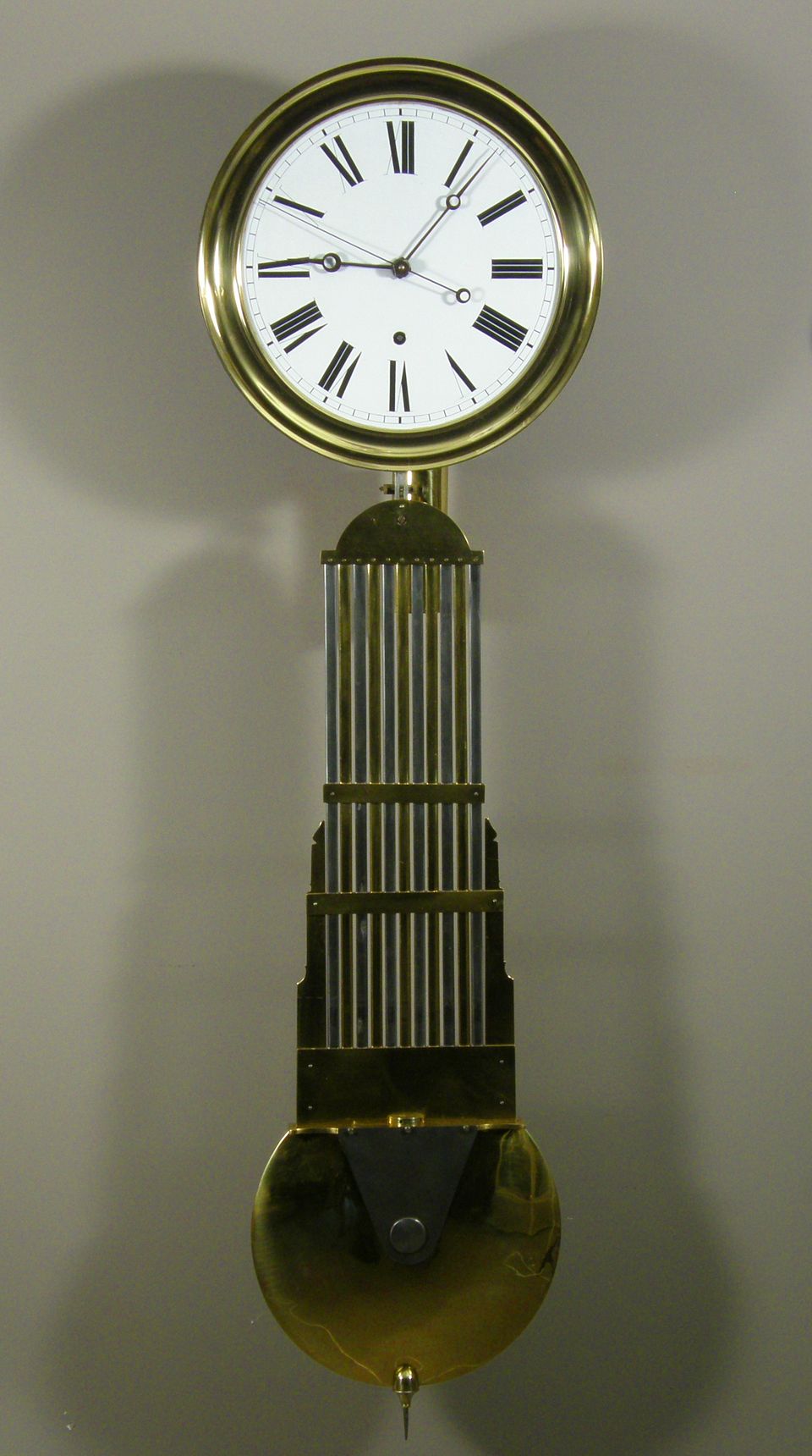 Een goede Franse 'Comtoise' ijzer en messing wandregulateur circa 1860 - afbeelding 2