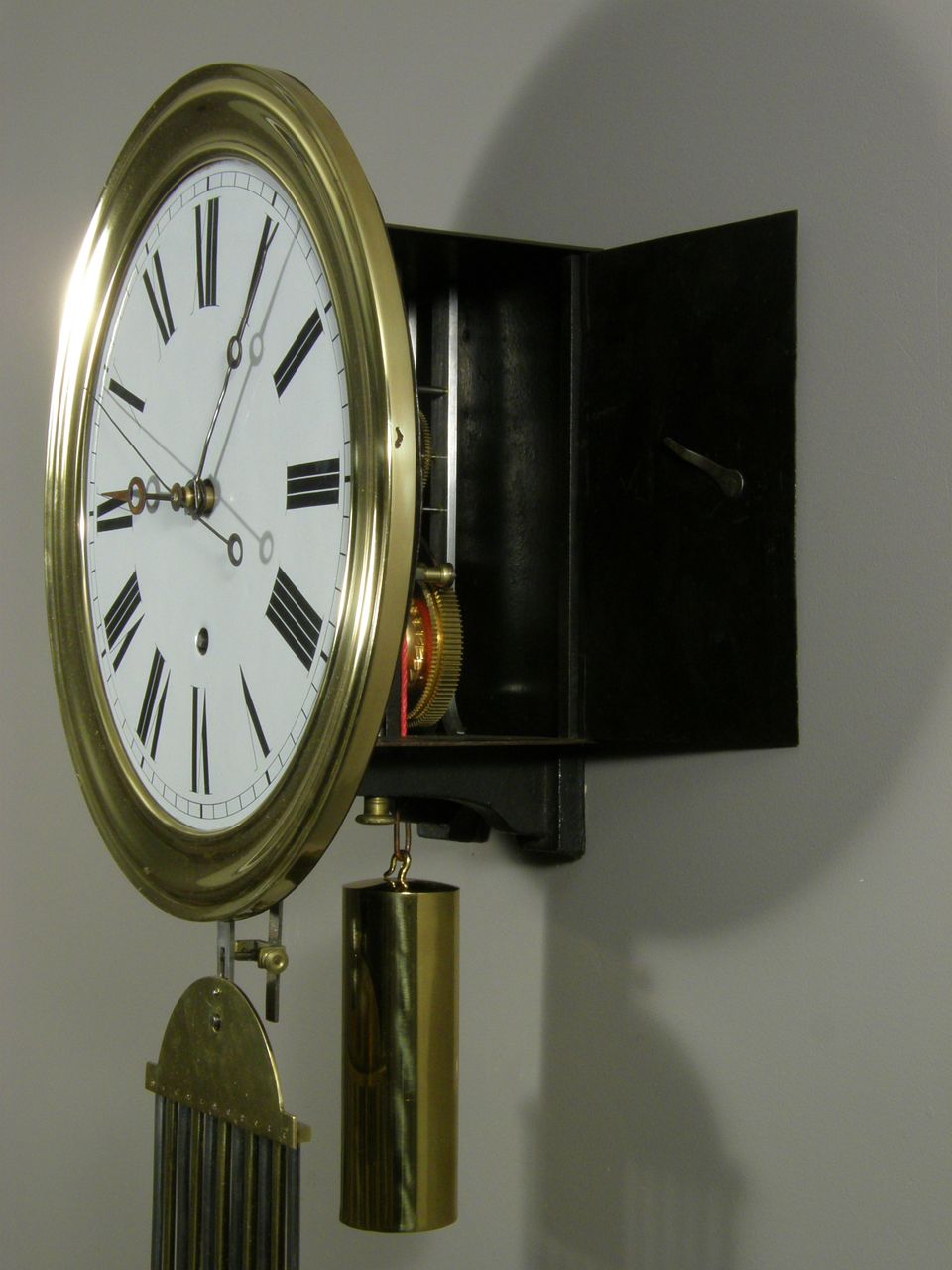 Een goede Franse 'Comtoise' ijzer en messing wandregulateur circa 1860 - afbeelding 4