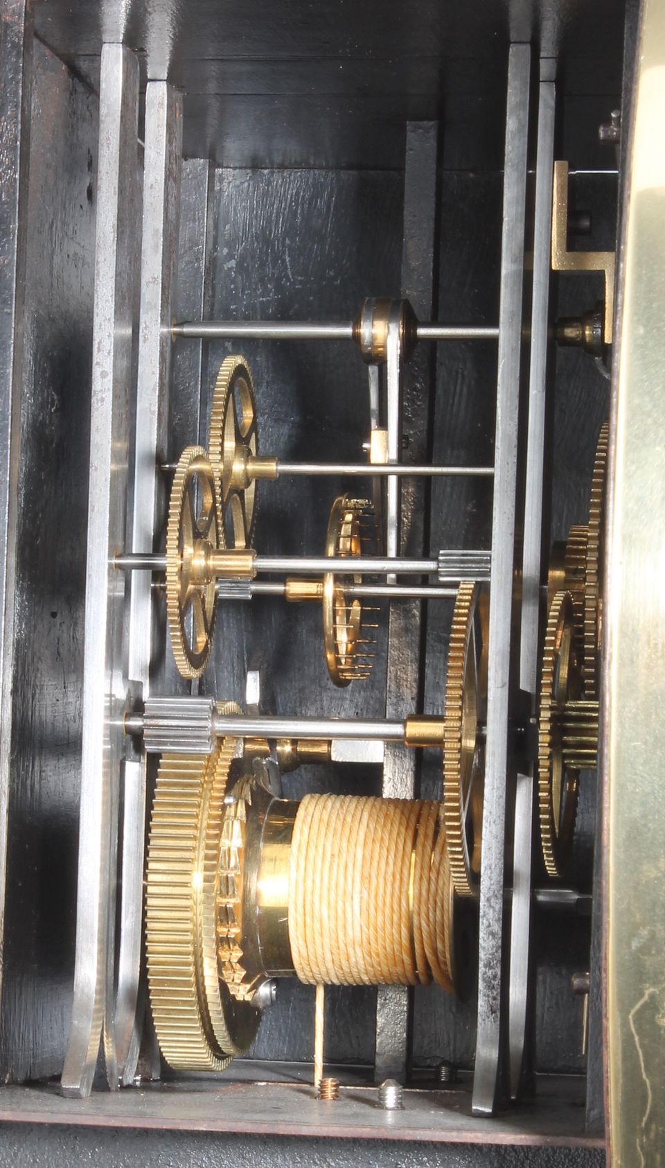 Een goede Franse 'Comtoise' ijzer en messing wandregulateur circa 1860 - afbeelding 5