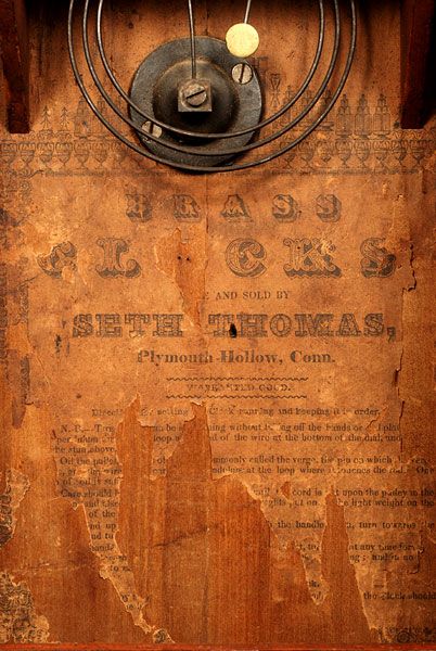 Een Amerikaanse mahonie 'ogee shelf' klok door Seth Thomas - afbeelding 6