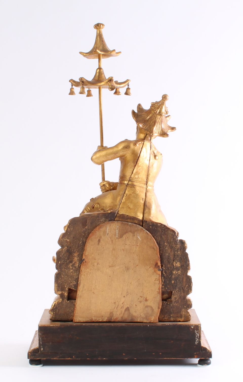 Een Oostenrijkse verguld houten figurale klok met dubbel mechaniek, omstreeks 1830 - afbeelding 2