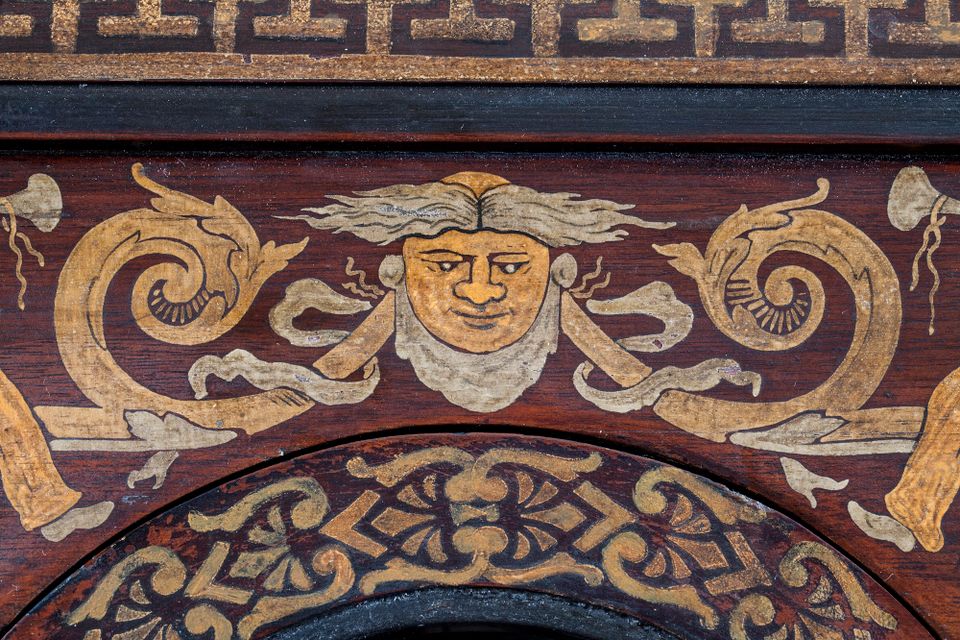 Een zeldzame en decoraieve Mid-Europese beschilderde houten zaagklok met slagwerk circa 1780 - afbeelding 5