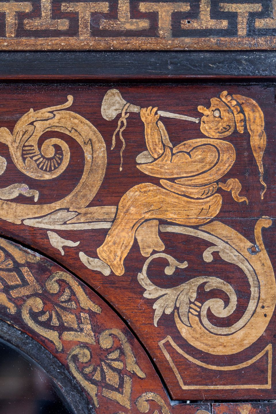 Een zeldzame en decoraieve Mid-Europese beschilderde houten zaagklok met slagwerk circa 1780 - afbeelding 2