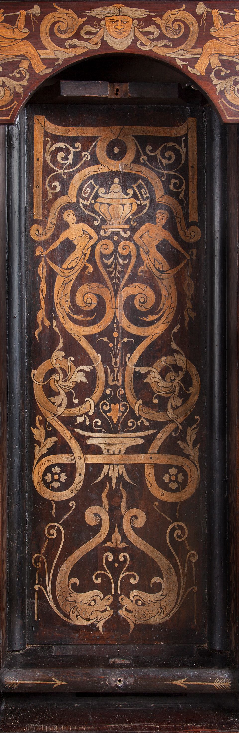 Een zeldzame en decoraieve Mid-Europese beschilderde houten zaagklok met slagwerk circa 1780 - afbeelding 3