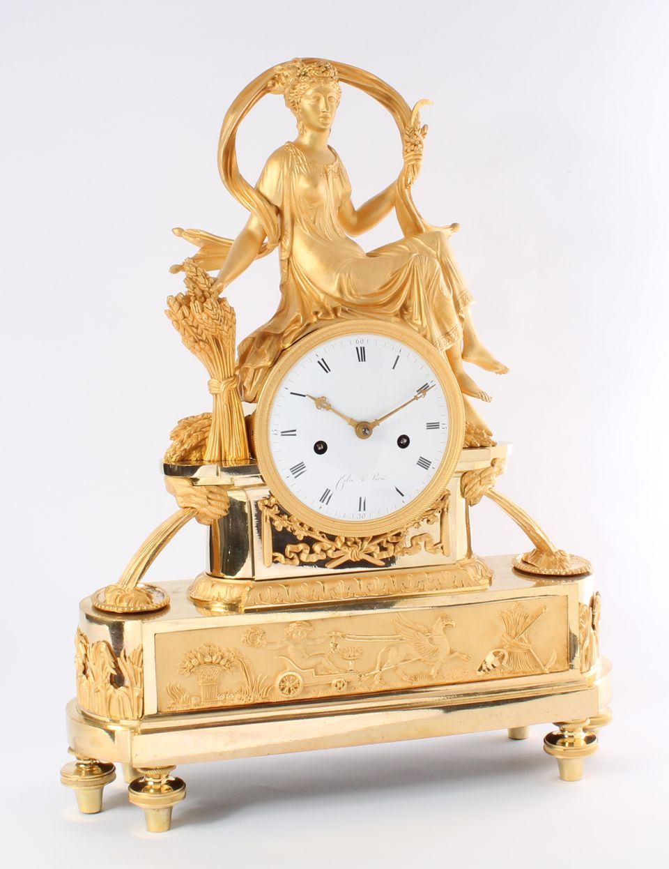 Een fraaie Frans Empire sculpturale vuurverguld bronzen pendule gesigneerd Colin, circa  1800. - afbeelding 2